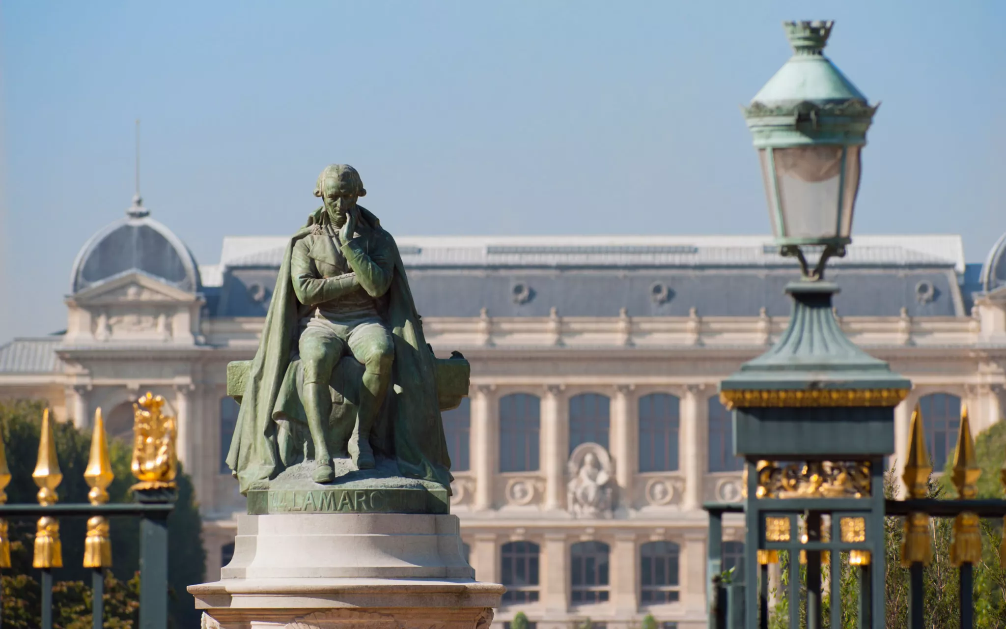 Statue de Lamarck et façade de la Grande Galerie de l’Évolution © MNHN - P. Lafaite